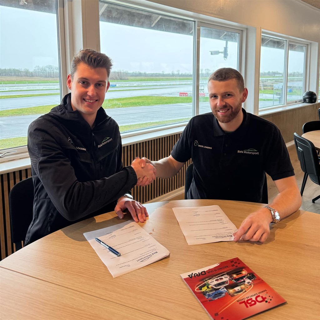 Nicolai Sylvest (t.v.) har skrevet kontrakt med Mads Birk fra Birk Motorsport.
(Foto: Birk Motorsport)
